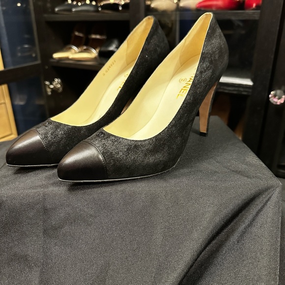 Chanel Classic Suede Cap-tow Pump  Size 40 - Picture 3 of 5